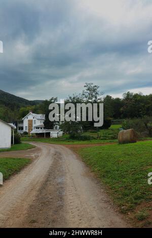 Eine kurvenreiche Schotterstraße führt die Menschen durch die vielen Strukturen dieser Farm/Obstgarten im ländlichen Virginia. Stockfoto