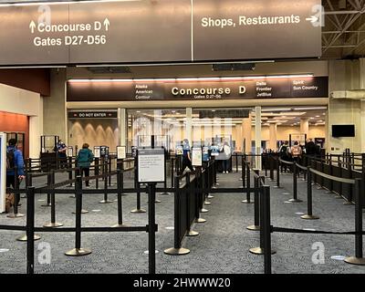 Passagiere der TSA-Sicherheitskontrolle an einem Sonntag im Hauptterminal des Internationalen Flughafens General Mitchell in Milwaukee, Wisconsin. Stockfoto