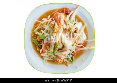 Draufsicht auf Thai-Stil würzigen Papaya Salat (Som tum) Fokus selektiv, mit weißem Hintergrund Stockfoto
