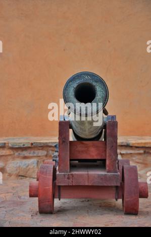 Alte Kanone an der Mauer des Fort Nizwa, Oman Stockfoto