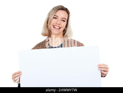 Ich wirb für deine Nachricht. Studioaufnahme einer jungen Frau, die ein Schild mit leerem Texterfeld hochhält. Stockfoto