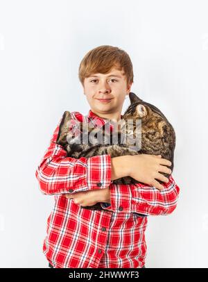Cute boy Umarmen mit seiner Katze Stockfoto