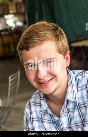 Portrait der netten charmanten gutaussehenden Jungen in einem Restaurant Stockfoto