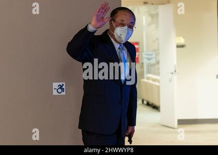 New York, New York, USA. 7. März 2022. Der ständige Vertreter Chinas beim UN-Botschafter Zhang Jun sah, wie er vor dem UN-Hauptquartier im Gang des Sicherheitsrats zu einem Treffen über humanitäre Hilfe für Ukrainer im Sicherheitsrat ging. (Bild: © Lev Radin/Pacific Press via ZUMA Press Wire) Stockfoto