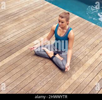 Atmen und glauben. Aufnahme einer jungen Frau, die im Freien Yoga praktiziert. Stockfoto