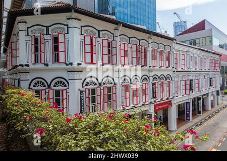 Das alte Ladenlokal wurde in eine Geschäftsstruktur für Unternehmen wie WeWork umgestaltet. Chinatown, Singapur. Stockfoto