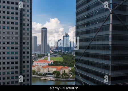 Malerischer Blick auf die urbane Skyline von Singapur durch die Lage der beiden Geschäftsgebäude. Stockfoto
