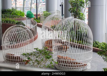 Sitzgelegenheit umgeben von viel Grün für Leute zum Chillen oder schnelle Treffen im Green Oasis Garden in CapitaSpring, Singapur Stockfoto