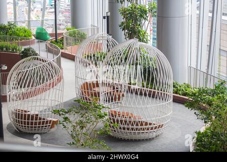 Sitzgelegenheit zum Entspannen oder für Tagungen im Freien im Green Oasis Garden am CapitaSpring Wolkenkratzer, herrliche Landschaftsgestaltung. Singapur Stockfoto