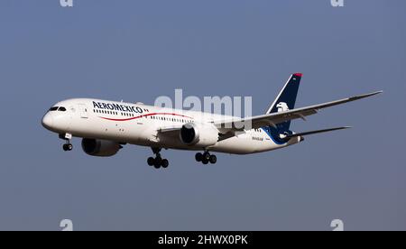 Aeromexico Airlines Boeing 787 nähert sich der Startbahn am Flughafen El Prat Stockfoto