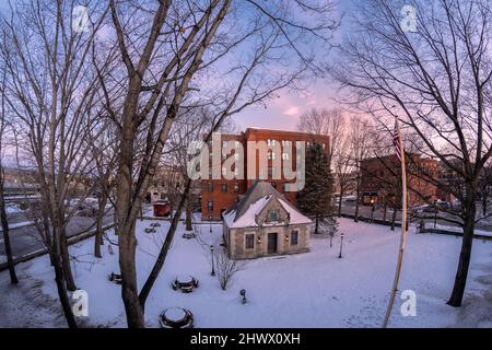 Utica, New York - 17. Feb 2020: Luftaufnahme des Sonnenuntergangs auf die ALTE FORT SCHUYLER/BAGG'S TAVERNE. BagG's Tavern liegt 1500 m von der Great Ford of the Mohawk entfernt Stockfoto