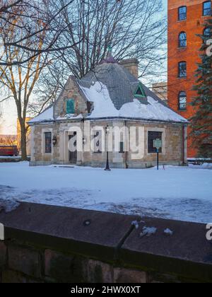 Utica, New York - 17. Feb 2020: Porträtansicht der ALTEN FORT SCHUYLER/BAGG'S TAVERNE. BagG's Tavern ist 1500 m von der Great Ford of the Mohawk entfernt, die es hat Stockfoto