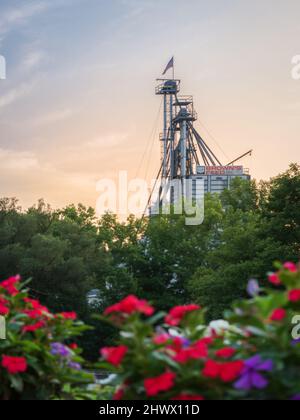 Frankfort, New York - 3. Aug 2019: Eine Sonnenuntergangsansicht die Futtermühle von Brown's Feeds Inc. – Brown's Feed ist eine Familie im Besitz und betrieben Futtermittelproduktion Stockfoto