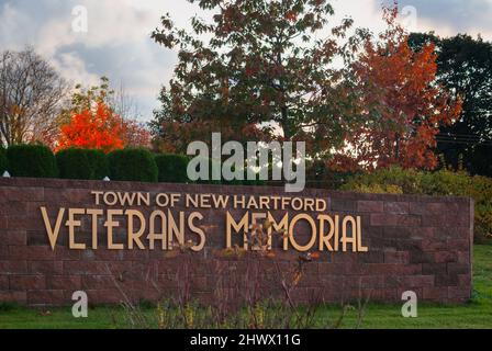 NEW HARTFORD, NEW YORK, USA - 23. JUNI 2018: Nahaufnahme des New Hartford Veteran Memorial am 11 Evalon Rd, New Hartford, NY 13412. Stockfoto