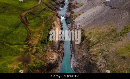 Schöne Luftaufnahme der studlagil Schlucht, und die größte Anzahl von Basaltsteinsäulen in Island Stockfoto