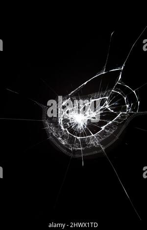 Die Wirkung von gebrochenem Glas, Risse auf schwarzem Hintergrund Stockfoto