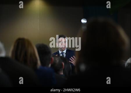 Freies Gespräch mit Frankreichs Präsident Emmanuel Macron, dem Kandidaten der französischen liberalen Partei La Republique en Marche (LREM) für seine Nachfolge, am 7. März 2022 im Pariser Vorort Poissy Foto von Eliot Blondt/ABACAPRESS.COM Stockfoto