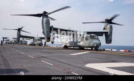 PHILIPPINISCHES MEER (März. 4, 2022) MV-22B Osprey-Flugzeuge der Marine Expeditionary Unit 31. (MEU) bereiten sich auf den Start vom Flugdeck des nach vorne eingesetzten amphibischen Angriffsschiffes USS America (LHA 6) vor. Amerika, das führende Schiff der America Amphibious Ready Group, arbeitet zusammen mit der 31. MEU im Verantwortungsbereich der US-Flotte von 7., um die Interoperabilität mit Verbündeten und Partnern zu verbessern und als einsatzbereite Einsatztruppe für den Frieden und die Stabilität in der Indo-Pazifik-Region zu dienen. (USA Navy Foto von Mass Communication Specialist 3. Klasse Theodore C. Lee) Stockfoto