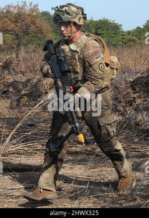 Ein US-Armeesoldat der Bravo Company, 3. Brigade, 2. Bataillon, 27. Infanterie-Regiment, 25. Infanterie-Division führt ein Live-Feuertraining zur Unterstützung der jährlichen Salaknib-Übung in Fort Magsaysay, Nouga Ecija, Philippinen, durch 6. März 2022. Fast 1.100 US Army Pacific Soldaten werden gemeinsam mit ihren philippinischen Kollegen an Salaknib teilnehmen, um die Interoperabilität zu verbessern und unsere Partnerschaft im gesamten Indo‐Pazifik zu stärken. (USA Armeefoto von SPC Joshua Oller/28. Public Affairs Detachment) Stockfoto