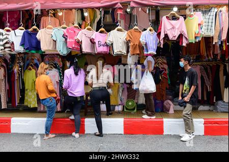 Thai Menschen tragen chirurgische Maske Kauf Kleidung auf Großhandelsmarkt auf Pratunam Stockfoto