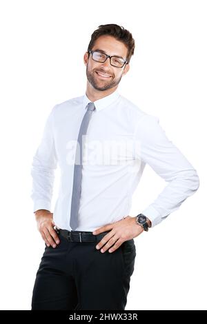 Gut aussehend, erfolgreich und ehrgeizig. Studioaufnahme eines hübschen jungen Geschäftsmannes, der vor weißem Hintergrund posiert. Stockfoto