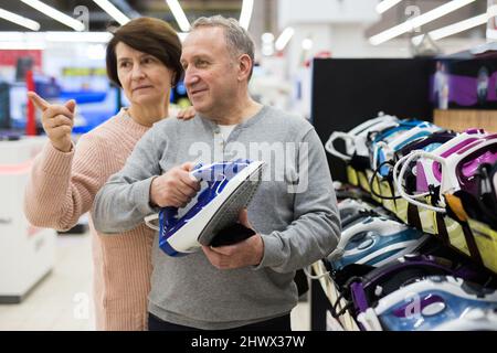 Europäische Ehegatten im reifen Alter wählen ein Eisen Stockfoto