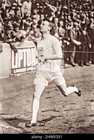 Der schottische Olympiateilnehmer Eric Liddell gewann die 1-Meilen-Staffel von British Empire gegen USA beim International Athletics Meeting, das am Samstag, den 19. Juli 1924, im Anschluss an die Olympischen Spiele in Paris, in der Stamford Bridge, London, stattfand. Aufgrund persönlicher Überzeugungen seines christlichen Glaubens weigerte sich Liddell bei den Olympischen Spielen 1924 bekanntermaßen, seine bevorzugten 100 Meter zu laufen, weil das Rennen an einem Sonntag stattfand. Stattdessen bestritt er das 400-Meter-Rennen, das er gewann. 1925 kehrte Liddell nach China zurück (wo er geboren wurde) und diente dort bis zu seinem Tod 1945 in einem japanischen zivilen Internierungslager als Missionar. Stockfoto