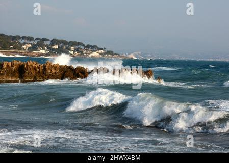 Frankreich, französische riviera, Cap d'Antibes, la Garoupe, durch einen starken Ostwind brechen mächtige Wellen auf den Felsen. Stockfoto