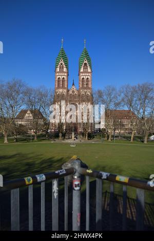 Park in Freiburg mit Herz Jesu Kirche Stockfoto