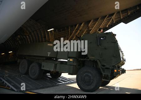 Soldaten des 182. Field Artillery Regiment, Michigan National Guard, laden ein M142 High Mobility Artillery Rocket System auf einen C-17 Globemaster III, der dem 3. Airlift Squadron, Dover Air Force Base, Delaware, 6. März 2022, auf der Selfridge Air National Guard Base, Michigan, zugewiesen wurde. Die Durchführung von HIMAR-Ladeschulungen stellt sicher, dass die Ressourcen der Nationalgarde zur Verfügung stehen, um die globale REACH-Mission des Landes auszuführen. (USA Foto der Air National Guard von Staff Sgt. Tristan D. Viglianco) Stockfoto