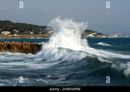 Frankreich, französische riviera, Capo d'Antibes, durch einen starken Ostwind brechen mächtige Wellen auf den Felsen. Stockfoto