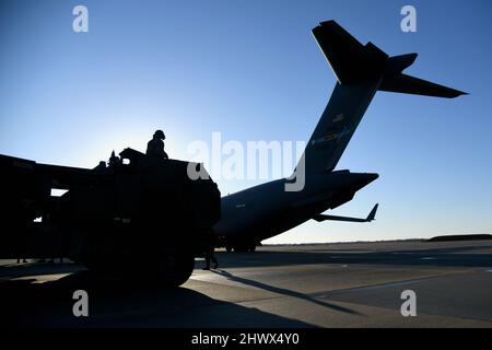 Soldaten des 182. Field Artillery Regiment, Michigan National Guard, laden ein M142 High Mobility Artillery Rocket System auf einen C-17 Globemaster III, der dem 3. Airlift Squadron, Dover Air Force Base, Delaware, 6. März 2022, auf der Selfridge Air National Guard Base, Michigan, zugewiesen wurde. Die Durchführung von HIMAR-Ladeschulungen stellt sicher, dass die Ressourcen der Nationalgarde zur Verfügung stehen, um die globale REACH-Mission des Landes auszuführen. (USA Foto der Air National Guard von Staff Sgt. Tristan D. Viglianco) Stockfoto