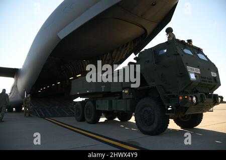 Soldaten des 182. Field Artillery Regiment, Michigan National Guard, laden ein M142 High Mobility Artillery Rocket System auf einen C-17 Globemaster III, der dem 3. Airlift Squadron, Dover Air Force Base, Delaware, 6. März 2022, auf der Selfridge Air National Guard Base, Michigan, zugewiesen wurde. Die Durchführung von HIMAR-Ladeschulungen stellt sicher, dass die Ressourcen der Nationalgarde zur Verfügung stehen, um die globale REACH-Mission des Landes auszuführen. (USA Foto der Air National Guard von Staff Sgt. Tristan D. Viglianco) Stockfoto