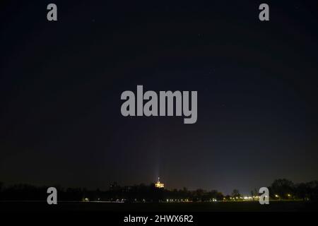 Sterne leuchten am Nachthimmel über dem beleuchteten runden Turm des Windsor Castle in der Grafschaft von Antshire. Bilddatum: Montag, 7. März 2022. Stockfoto