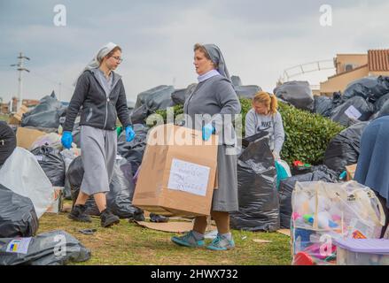 Rom, Italien. 07. März 2022. Rom, die im Inneren der römischen Struktur von Santa Sofia, der ukrainischen Kirche der Hauptstadt, die seit den ersten Tagen des Konflikts zum Hilfszentrum geworden ist, reportage. Kredit: Unabhängige Fotoagentur/Alamy Live Nachrichten Stockfoto