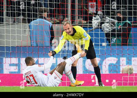 Schiedsrichter Marco FRITZ hilft Anthony MODESTE (K) mit Cramp, Fair Play Soccer 1. Bundesliga, Spieltag 25., FC Köln (K) - TSG 1899 Hoffenheim (1899) 0: 1, am 6.. März 2022 in Köln. #Die DFL-Vorschriften verbieten die Verwendung von Fotos als Bildsequenzen und/oder quasi-Video # Â Stockfoto