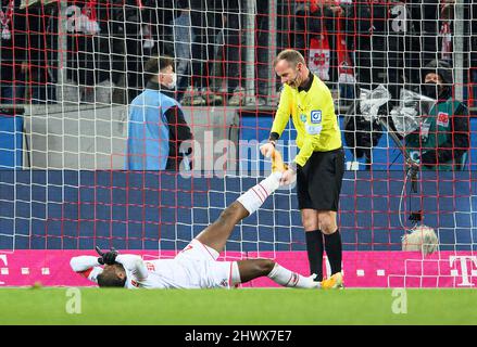 Schiedsrichter Marco FRITZ hilft Anthony MODESTE (K) mit Cramp, Fairplay, Verletzung, Fußball 1. Bundesliga, 25. Spieltag, FC Köln (K) - TSG 1899 Hoffenheim (1899) 0: 1, am 03/06/2022 in Köln. #Die DFL-Vorschriften verbieten die Verwendung von Fotos als Bildsequenzen und/oder quasi-Video # Â Stockfoto