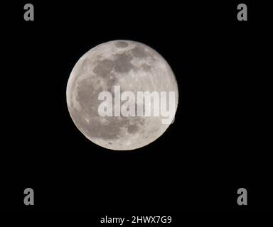 Vollmond in dunklen Himmel Stockfoto
