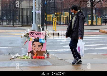 6.. März 2022, New York, NY. Eine Person kommt an einem Straßendenkmal für Guiying Ma vor dem Elmhurst Krankenhaus vorbei. Die ältere Frau wurde angegriffen ... Stockfoto