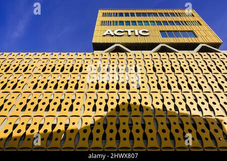 Fitnessstudio und Parkhaus in Ulriksdal, entworfen von Scheiwiller Svensson. Solna, Schweden. Actic bietet eine gut entwickelte Trainingsmethode. Stockfoto