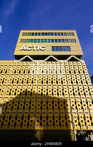 Fitnessstudio und Parkhaus in Ulriksdal, entworfen von Scheiwiller Svensson. Solna, Schweden. Actic bietet eine gut entwickelte Trainingsmethode. Stockfoto