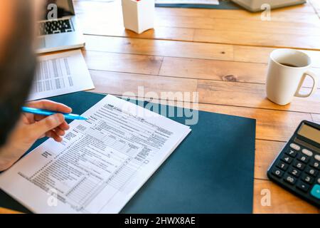 Steuerpflichtiger, der die individuelle Einkommensteuererklärung ausfüllt Stockfoto