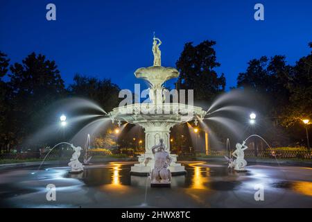 Berühmter historischer Forsyth-Brunnen in Savannah, Georgia, USA Stockfoto