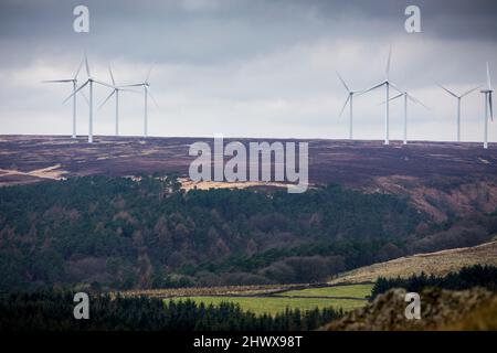 Ein Windpark über dem Ogden-Stausee auf dem Thornton Moor auf den Mooren zwischen Halifax und Haworth, West Yorkshire, England, UK Credit: Windmill Images/Alamy Live News Stockfoto