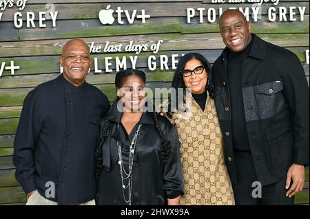 Los Angeles, USA. 07. März 2022. LOS ANGELES, USA. 07. März 2022: Samuel L. Jackson, Latanya Richardson Jackson, Magic Johnson & Cookie Johnson bei der Premiere von Apple TV 'The Last Days of Ptolemäus Grey' im Village Theatre, Westwood. Bildquelle: Paul Smith/Alamy Live News Stockfoto