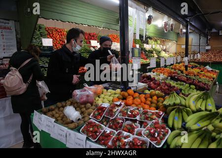 (220308) -- ANKARA, 8. März 2022 (Xinhua) -- Menschen kaufen in einem Supermarkt in Ankara, Türkei, 7. März 2022. Die hohe Inflationsrate in der Türkei muss noch nachlassen, selbst nachdem die Regierung Maßnahmen zur Bekämpfung von Preiserhöhungen eingeführt hat und die hohe Inflation aufgrund des globalen Anstiegs der Energiepreise und komplizierter geografischer Situationen voraussichtlich anhalten wird, sagten Analysten. Die Inflation in der Türkei stieg von 48,7 Prozent im Januar auf 54,44 Prozent im Februar und erreichte damit ein 20-Jahres-hoch. Die hohe Inflation hat der türkischen Lira einen weiteren Schlag versetzt, die seit dem rund 60 Prozent ihres Wertes verloren hat Stockfoto