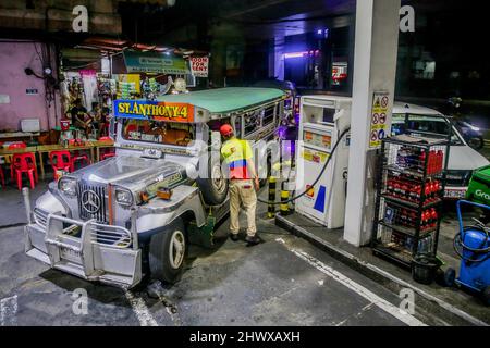 Quezon, Philippinen. 7. März 2022. Ein Arbeiter tankt um Mitternacht einen Jeepney in Quezon City, Philippinen, 7. März 2022. Am Dienstag verhängten die Ölgesellschaften eine weitere Runde von Kraftstofferhöhungen im südostasiatischen Land. Quelle: Rouelle Umali/Xinhua/Alamy Live News Stockfoto