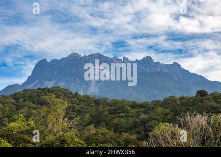 Erstaunlich und die größte Aussicht auf den Mount Kinabalu vom Kundasang National Park, Sabah, Borneo Stockfoto