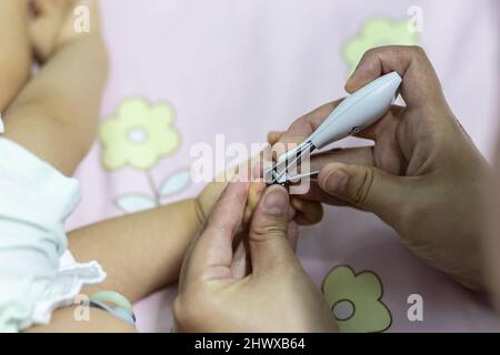 Bis geschlossen Schuß von baby Nägel schneiden Stockfoto