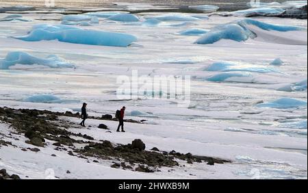 Eisberge, einige größer als die Größe von Häusern, sitzen gefroren auf dem Fjallsarlon Gletschersee am südlichen Ende der Eiskappe des Vatnajokull in Island. Bilddatum: Montag, 7. März 2022. Stockfoto